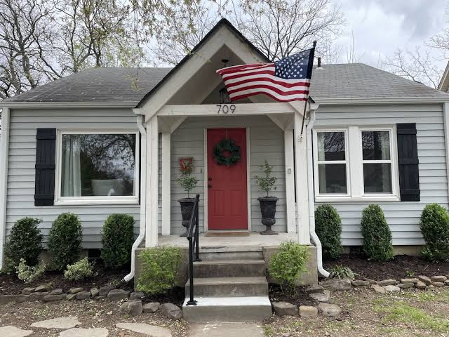 Super Cozy Downtown Rogers Cottage